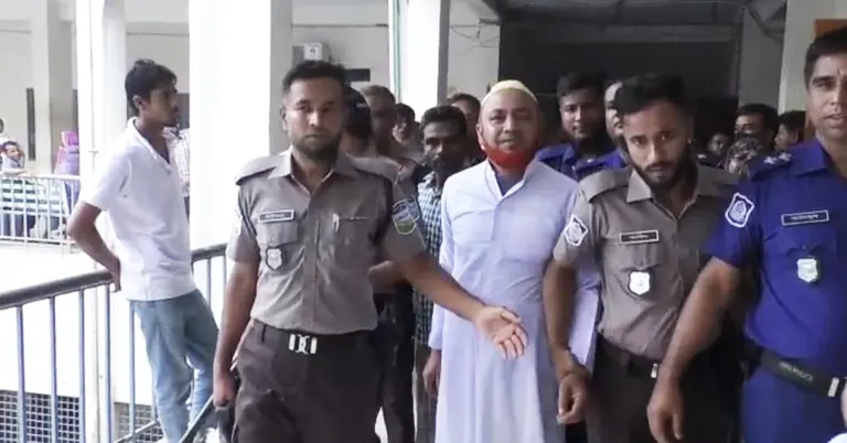 পুলিশি হেফাজতে আসামিরা